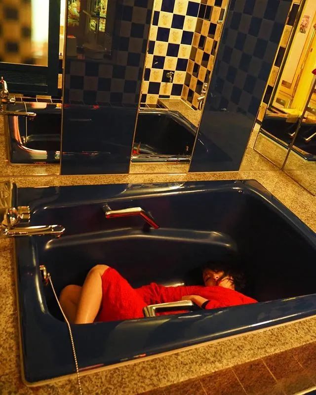 日本甜美护士狂爱自制凶杀现场,靠各种装死照从ins红到电视上!