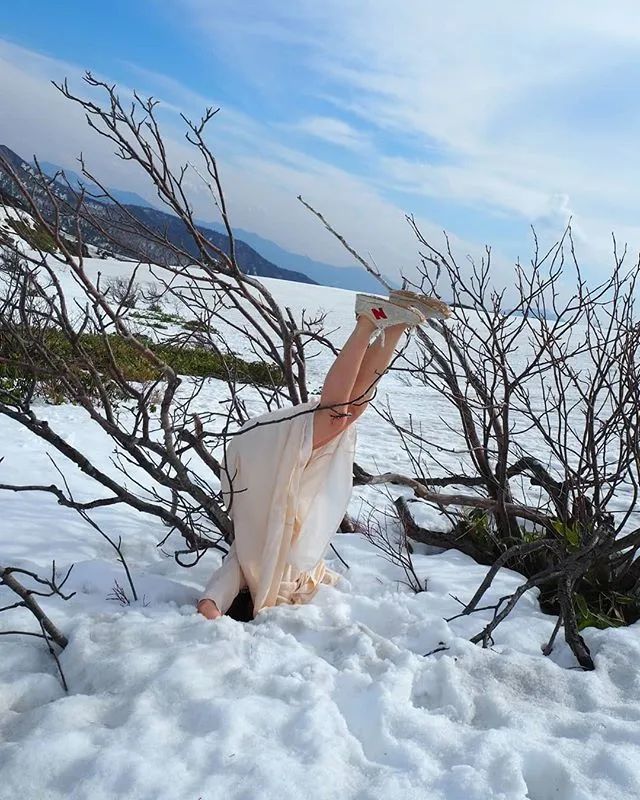 日本甜美护士狂爱自制凶杀现场靠各种装死照从ins红到电视上