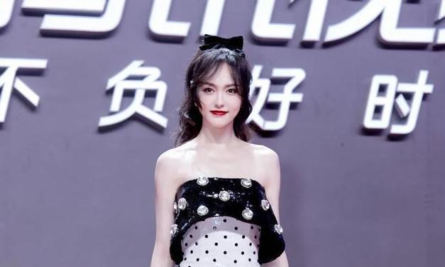 唐嫣|唐嫣产后首亮相，否认双胞胎传闻承认是女孩，网友：脸咋变样了？