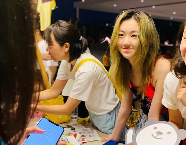 李嫣|李嫣太接地气了，一头金发现身街头摆地摊，路人纷纷上前合影留念