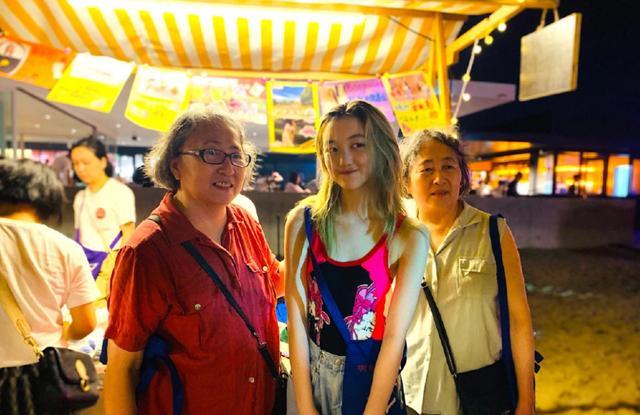 李嫣|李嫣太接地气了，一头金发现身街头摆地摊，路人纷纷上前合影留念