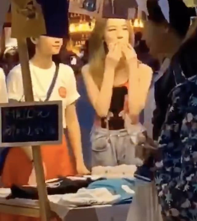 李嫣|李嫣太接地气了，一头金发现身街头摆地摊，路人纷纷上前合影留念