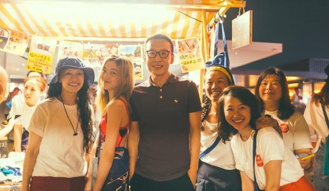 李嫣|李嫣太接地气了，一头金发现身街头摆地摊，路人纷纷上前合影留念