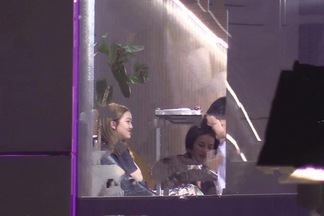 李嫣|李嫣太接地气了，一头金发现身街头摆地摊，路人纷纷上前合影留念