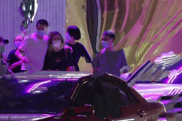 李嫣|李嫣太接地气了，一头金发现身街头摆地摊，路人纷纷上前合影留念