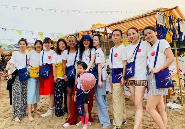 李嫣|李嫣太接地气了，一头金发现身街头摆地摊，路人纷纷上前合影留念