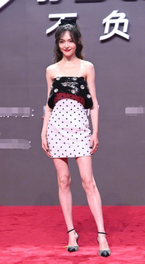 杨紫|杨紫被杨幂艳压？两人同框，杨紫被指像杨幂的助理，侧颜撞杜华！