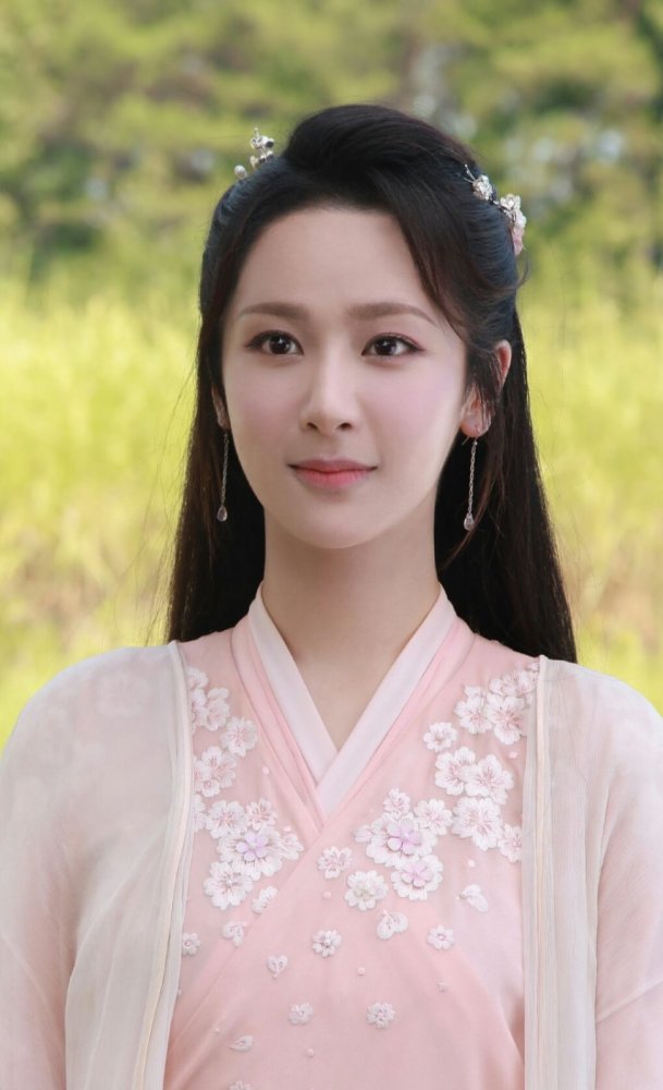 杨紫|杨紫被杨幂艳压？两人同框，杨紫被指像杨幂的助理，侧颜撞杜华！