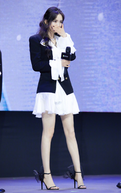 杨紫|杨紫被杨幂艳压？两人同框，杨紫被指像杨幂的助理，侧颜撞杜华！