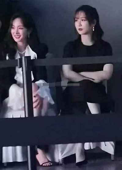 杨紫|杨紫被杨幂艳压？两人同框，杨紫被指像杨幂的助理，侧颜撞杜华！