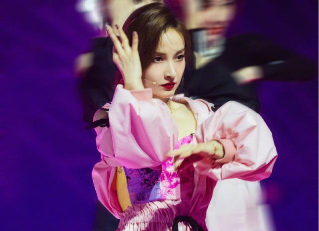 吴昕|吴昕侧空翻惊呆众人，公演惊喜连连，还在质疑她的业务能力？