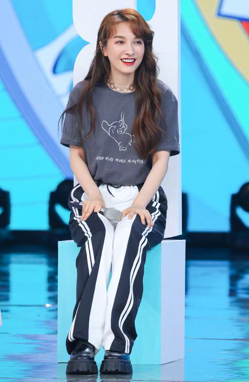 吴昕|吴昕侧空翻惊呆众人，公演惊喜连连，还在质疑她的业务能力？