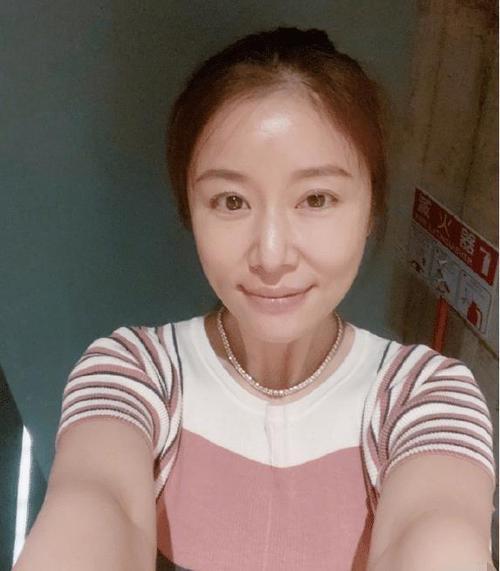 林心如|林心如44岁了貌似开始脱发？看完这组照片，你就明白了！