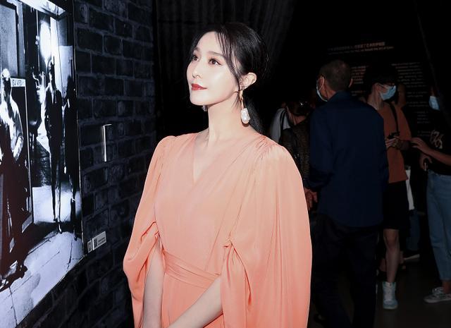 范冰冰|三十亿身价的范冰冰，又遭男粉丝公开求婚，要拿两千万拆迁款娶她