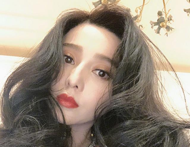 范冰冰|三十亿身价的范冰冰，又遭男粉丝公开求婚，要拿两千万拆迁款娶她