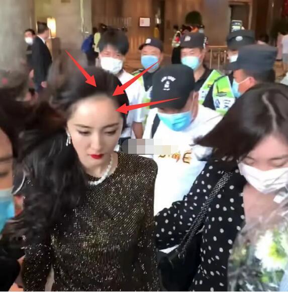 杨幂|扎心！继鞠婧祎被大风“陷害”后，杨幂出席《斛珠夫人》发布会被大风曝缺点