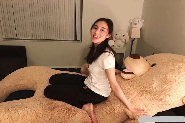 王思聪|赌王幼女受访直言看不上王思聪，遭本人回怼，网友：校长霸气