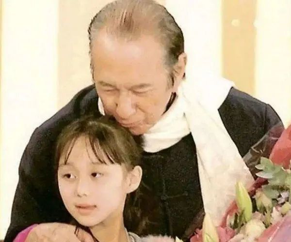 王思聪|赌王幼女受访直言看不上王思聪，遭本人回怼，网友：校长霸气