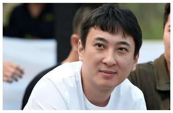 王思聪|赌王幼女受访直言看不上王思聪，遭本人回怼，网友：校长霸气