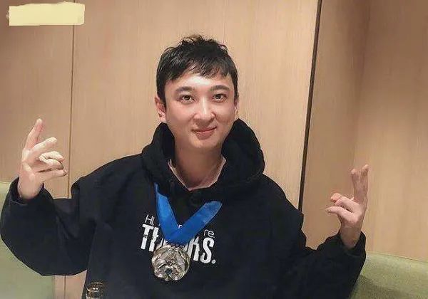 王思聪|赌王幼女受访直言看不上王思聪，遭本人回怼，网友：校长霸气