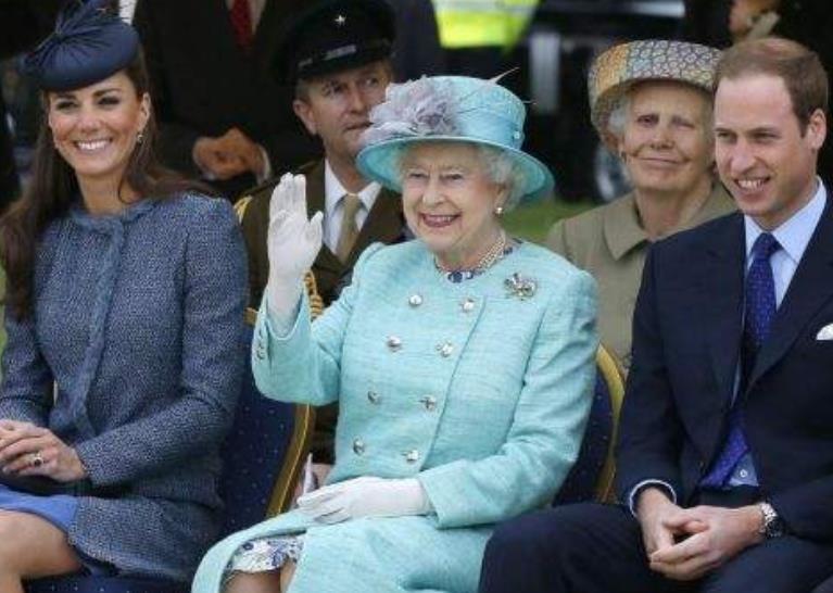 梅根·马克尔|94岁女王罕见直播！轻松抢走梅根自传风头，亲自为凯特王妃撑腰