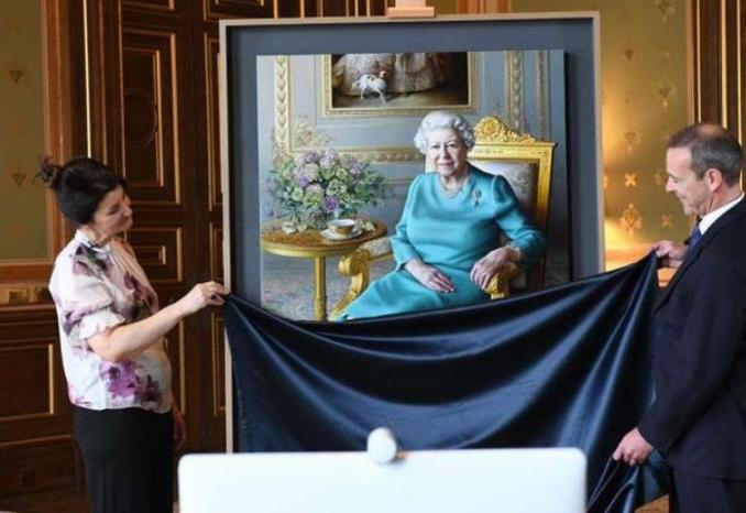 梅根·马克尔|94岁女王罕见直播！轻松抢走梅根自传风头，亲自为凯特王妃撑腰