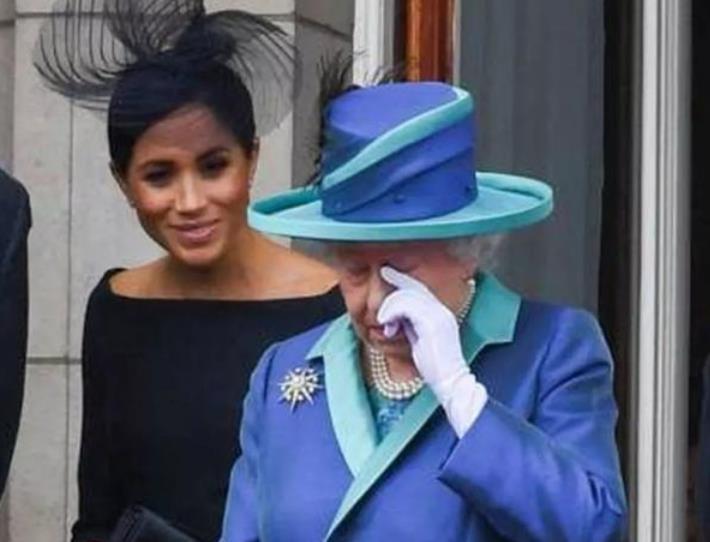 梅根·马克尔|94岁女王罕见直播！轻松抢走梅根自传风头，亲自为凯特王妃撑腰