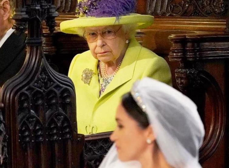 梅根·马克尔|94岁女王罕见直播！轻松抢走梅根自传风头，亲自为凯特王妃撑腰