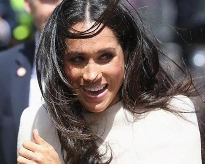 梅根·马克尔|94岁女王罕见直播！轻松抢走梅根自传风头，亲自为凯特王妃撑腰