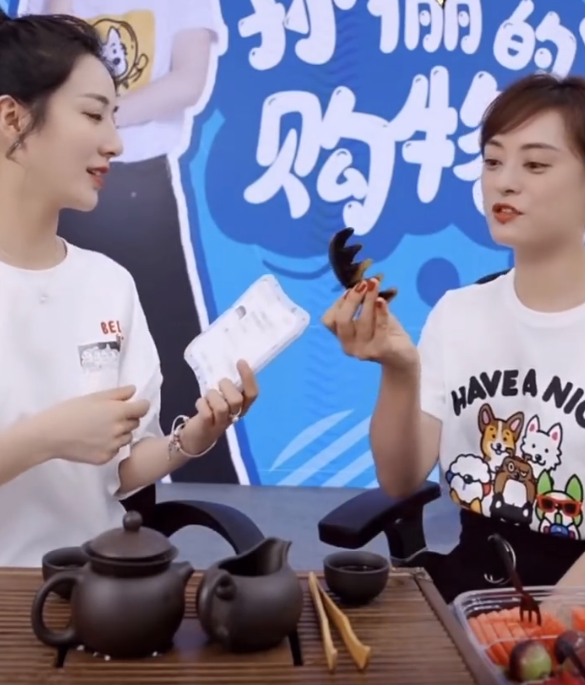孙俪|孙俪直播首秀与老公高调秀恩爱，爆料邓超拍戏顺走她擀面杖梳子甜齁
