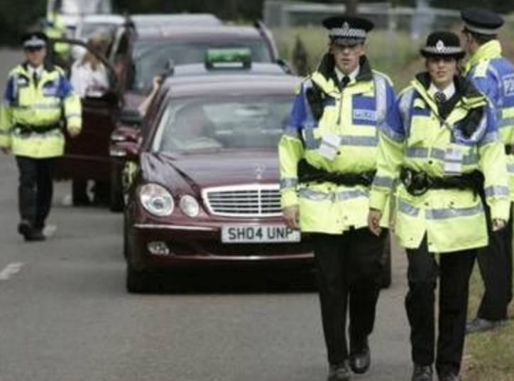 马路|英国16岁少年戴耳机过马路被撞成重伤，脑袋被撞个大洞奇迹生还