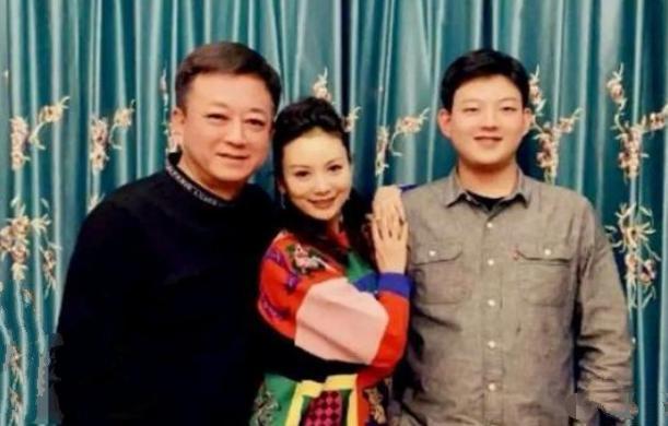 朱军|朱军一家三口合照曝光，和年轻妻子像两辈人，18岁儿子身高赶超老爸
