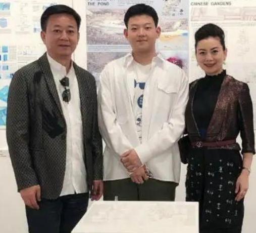 朱军|朱军一家三口合照曝光，和年轻妻子像两辈人，18岁儿子身高赶超老爸