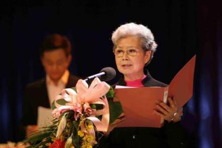 朱军|朱军一家三口合照曝光，和年轻妻子像两辈人，18岁儿子身高赶超老爸