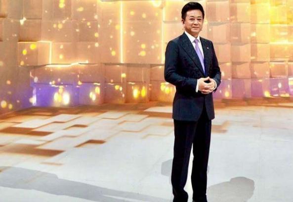 朱军|朱军一家三口合照曝光，和年轻妻子像两辈人，18岁儿子身高赶超老爸