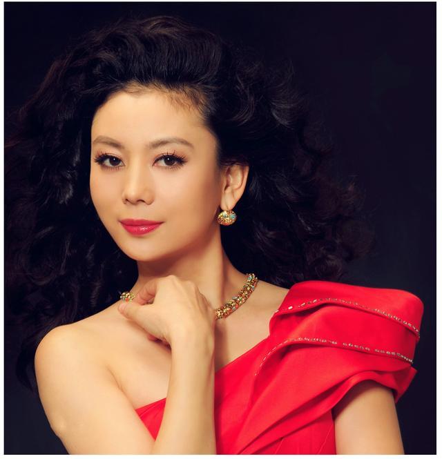 朱军|朱军一家三口合照曝光，和年轻妻子像两辈人，18岁儿子身高赶超老爸