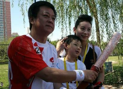 朱军|朱军一家三口合照曝光，和年轻妻子像两辈人，18岁儿子身高赶超老爸