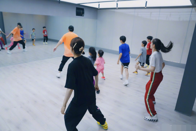 孙俪|孙俪直播首秀与老公高调秀恩爱，爆料邓超拍戏顺走她擀面杖梳子甜齁