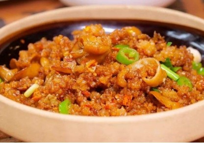 渣广椒炒肥肠身为湖北妹子,在外地,最想念的还是家乡菜,可惜湖北菜没