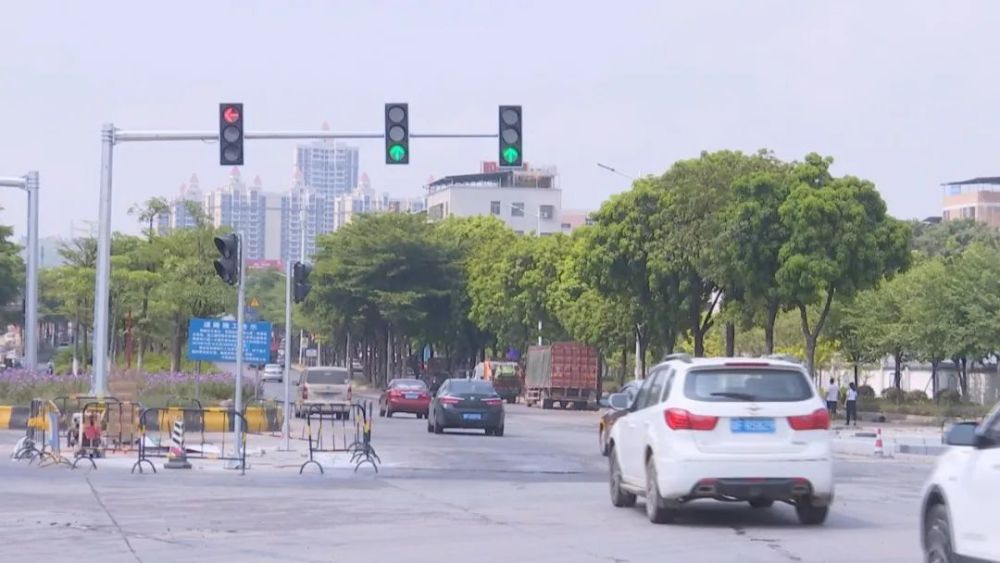 四一九医院门前十字路口标准红绿灯启用