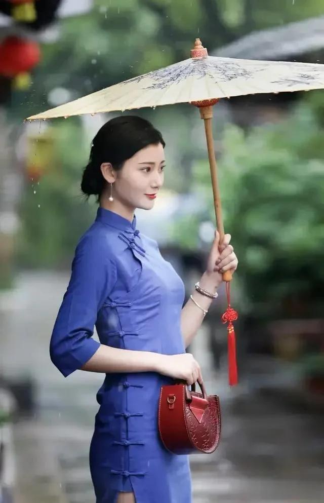 烟雨江南诗画中,国风旗袍美