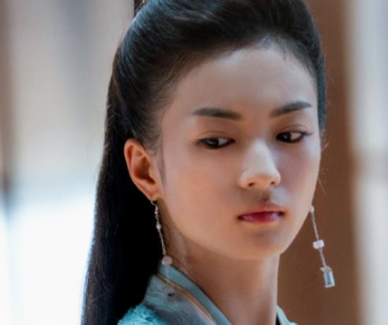 玦尘》官宣的角色阵容还有三位女配角,分别是张嘉倪饰演的芜浣,罗秋韵