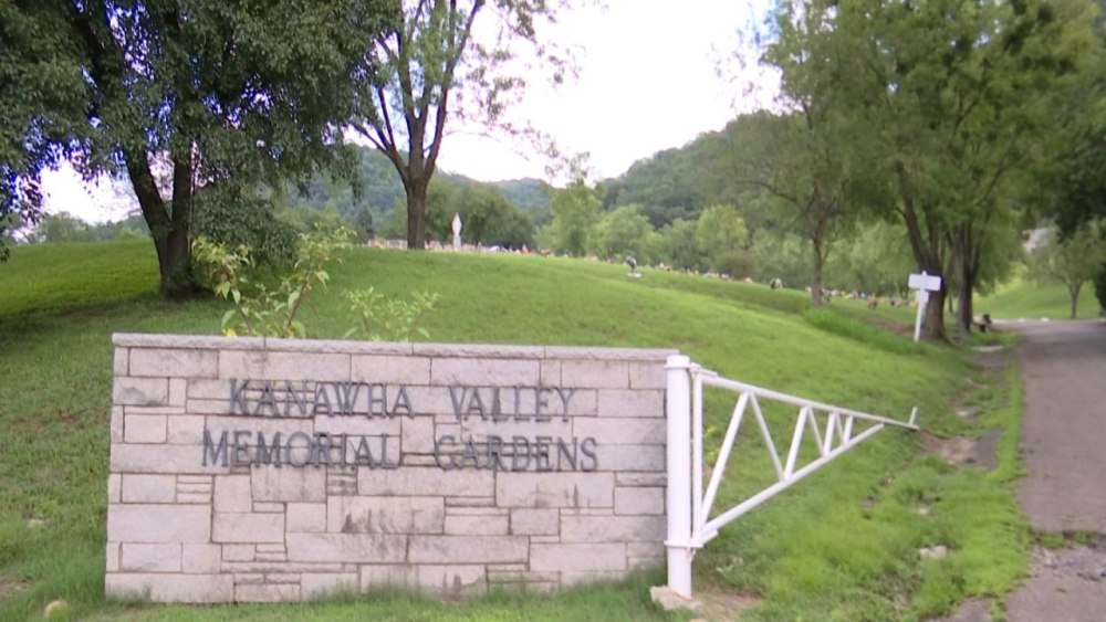 公墓|家属打开40年前买的墓地下葬亲人，里面却躺了一具陌生人遗体