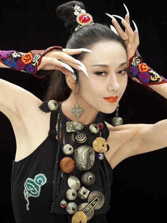 杨丽萍|61岁杨丽萍为了舞蹈终身不愿生子遭质疑，女人不生孩子就活该被骂？