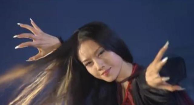 杨丽萍|61岁杨丽萍为了舞蹈终身不愿生子遭质疑，女人不生孩子就活该被骂？