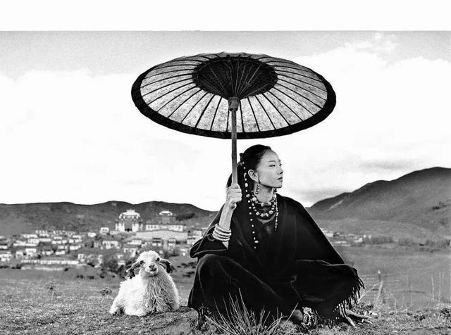 杨丽萍|61岁杨丽萍为了舞蹈终身不愿生子遭质疑，女人不生孩子就活该被骂？