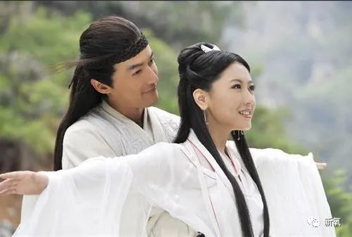 白冰|哭上热搜都是演的吗？她怕是浪姐里最心机的两面派了…