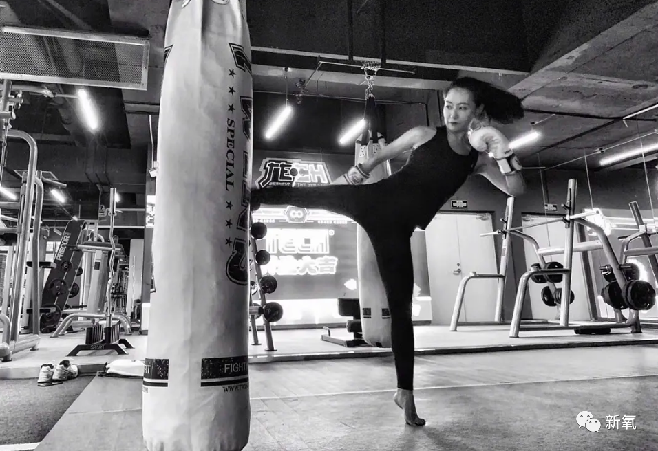 白冰|哭上热搜都是演的吗？她怕是浪姐里最心机的两面派了…