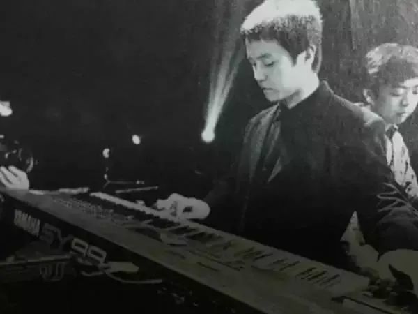 中国乐队|毫无颜值却能狂吸颜粉，不靠脸吃饭却能迷倒众生……