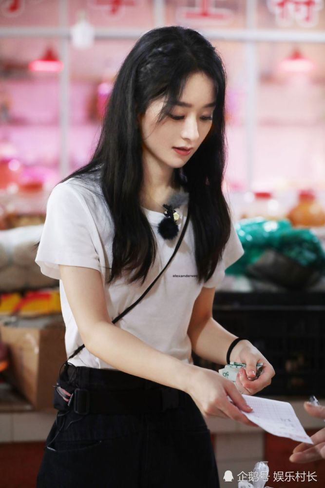 赵丽颖|赵丽颖做客《天天向上》，被汪涵问是否请王一博吃过饭，酷盖回答太实诚